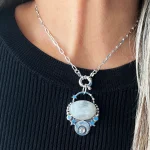 Colgante plata 950 diseñado a mano con piedra luna natural, Swarovski y detalles lunares Chile Pilar Segura