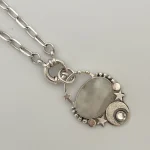 Colgante artesanal piedra luna natural con estrellas, lunas y Swarovski plata 950 - Pilar Segura Orfebre Chile