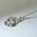 Colgante Luna Guardiana con piedra luna natural iridiscente y Swarovski plata 950 Chile Pilar Segura Orfebre
