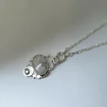Colgante artesanal elegante Luna Guardiana con piedra luna y Swarovski plata 950 libre de níquel Chile
