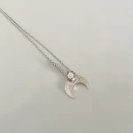 Collar con luna invertida de plata 950 martillada y cristal Swarovski hecho a mano - Pilar Segura Orfebre Chile