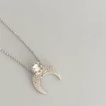 Collar artesanal Refugio de Lunas con luna de plata 950 martillada y cristal Swarovski certificado Chile - Pilar Segura Orfebre