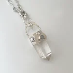 Talismán artesanal único con cuarzo cristal natural, labradorita y Swarovski plata 950 Chile Pilar Segura