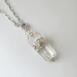 Colgante talismán artesanal con punta de cuarzo cristal, labradorita y Swarovski en plata 950 - Pilar Segura