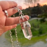 Talismán artesanal Astral con punta de cuarzo cristal natural, labradorita y Swarovski en plata 950 - Pilar Segura Orfebre Chile