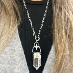 Talismán artesanal con punta cuarzo cristal natural, labradorita y Swarovski plata 950 - Pilar Segura Chile