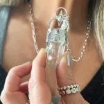 Talismán Astral artesanal con cuarzo cristal natural y labradorita plata 950 Pilar Segura Orfebre Chile