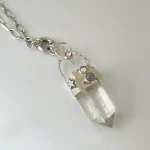 Colgante talismán con punta de cuarzo cristal, luna estrellas y labradorita en plata 950 artesanal Chile