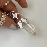Joya artesanal femenina talismán con cuarzo cristal y labradorita natural en plata 950 - Pilar Segura Orfebre Chile