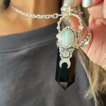 Colgante talismán artesanal con punta de ónix negro y piedra luna natural 3A en plata 950 - Pilar Segura