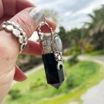 Colgante talismán con punta ónix y piedra luna natural, estrellas lunas Swarovski plata 950 Chile Pilar Segura