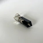 Talismán de plata 950 con ónix negro natural, piedra luna 3A y tres cristales Swarovski hecho a mano Chile