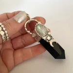 Joya artesanal femenina talismán con ónix negro y piedra luna natural en plata 950 - Pilar Segura Orfebre