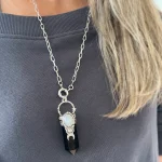 Talismán artesanal único con ónix negro, piedra luna 3A y tres Swarovski en plata 950 Chile