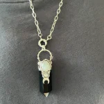 Talismán de plata 950 con punta ónix, piedra luna natural y Swarovski certificados Chile Pilar Segura