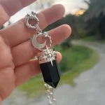 Talismán artesanal con punta ónix negro natural, luna martillada y Swarovski plata 950 - Pilar Segura Orfebre Chile