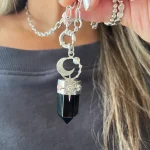 Colgante talismán artesanal con punta de ónix negro, luna martillada y Swarovski en plata 950 - Pilar Segura