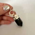 Colgante talismán ónix negro con luna martillada, estrella y Swarovski iridiscente plata 950 Chile Pilar Segura