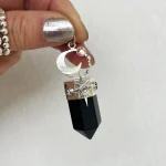 Talismán artesanal elegante con ónix negro natural y Swarovski certificados plata 950 Chile Pilar Segura