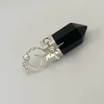 Talismán de plata 950 con punta ónix negro natural, luna martillada y Swarovski iridiscente hecho a mano Chile