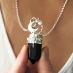 Colgante talismán con punta de ónix, luna martillada, estrella y Swarovski en plata 950 artesanal Chile