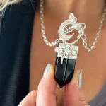 Joya artesanal femenina talismán con ónix negro y Swarovski iridiscente en plata 950 - Pilar Segura Orfebre Chile