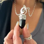 Talismán artesanal único con ónix negro natural y tres Swarovski, luna estrella plata 950 Chile Pilar Segura